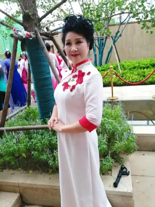 国色天香旗袍女子