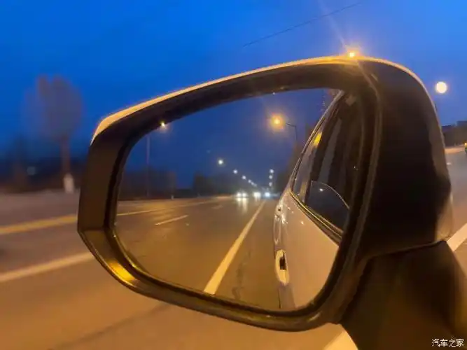 透过车窗玻璃看窗外的风景,这一刻的感觉怎一个轻松了得