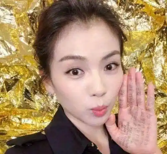 刘昊然登台献唱比心手势露小抄,被当场抓包的明星还有他们_弟弟_周董