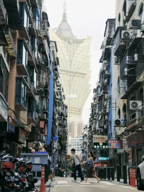 猜猜这是哪个城市的街头港风情侣照