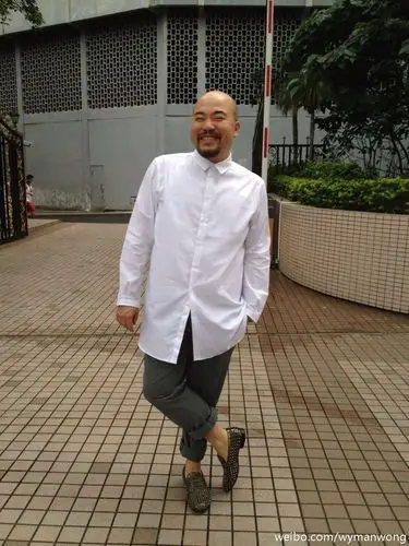 浅色上衣和深色下装的搭配黄伟文运用的很是常见,整体穿搭十分整洁和