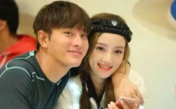 原创4年过去王宝强抚养的儿子和马蓉照顾的女儿对比有些扎心了