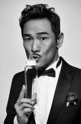 他曾火过4大天王,娶了美艳娇妻,如今生活很幸福!