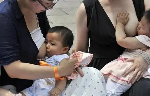 辣妈福州街头哺乳快闪支持母乳喂养