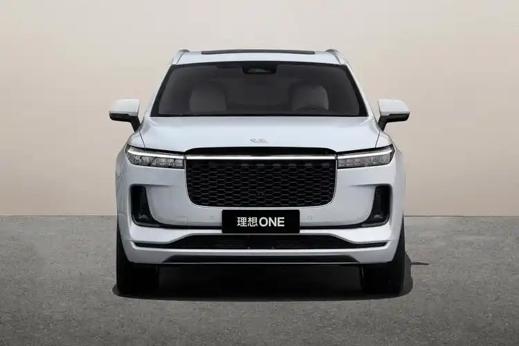 首先从外观来看,理想one前脸符合消费者的审美,看上去比较简约.