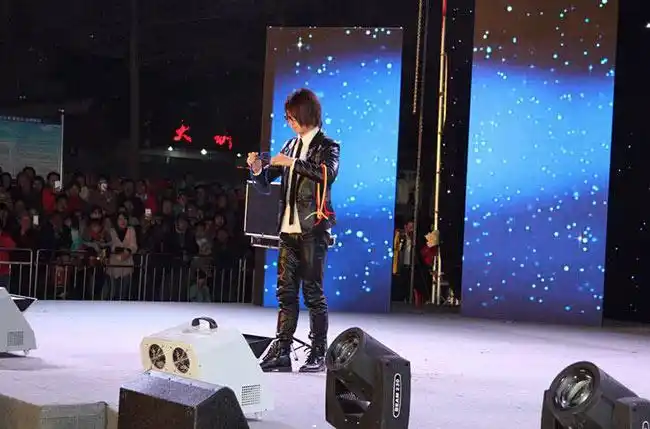 舞台魔术表演能吸引客户,烘托现场气氛.