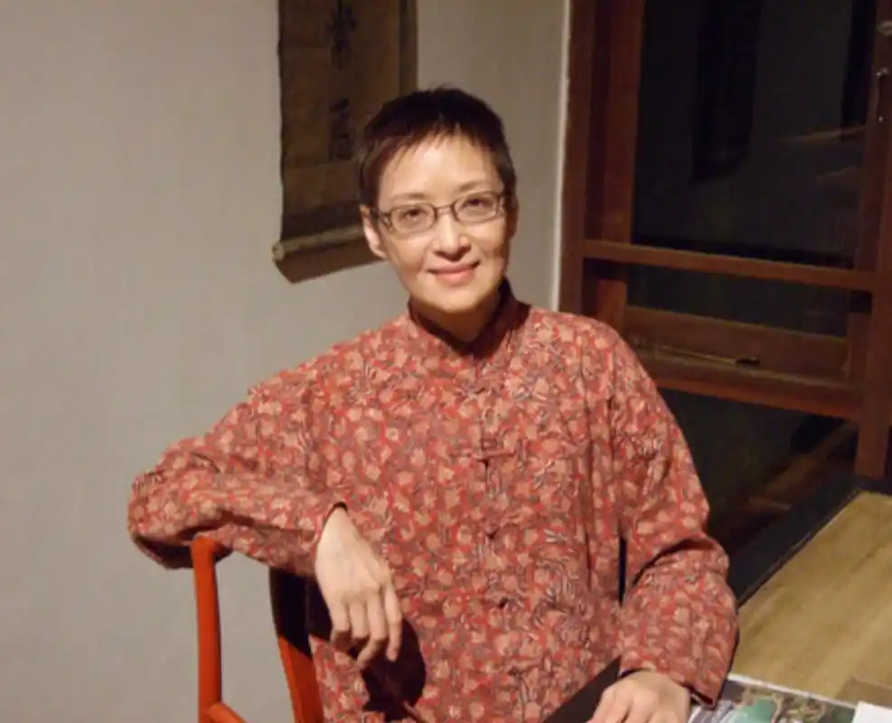 被70岁胡因梦的老年状态惊艳到:留短发,穿素衣,气质优雅高级