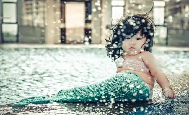 胖宝宝化身小"美人鱼"走红