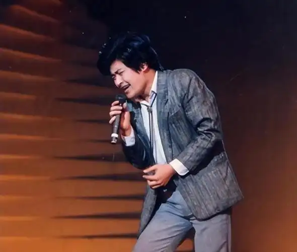 一张刘欢拄拐杖的照片在网络上广为流传,引发了各种猜测和传言.