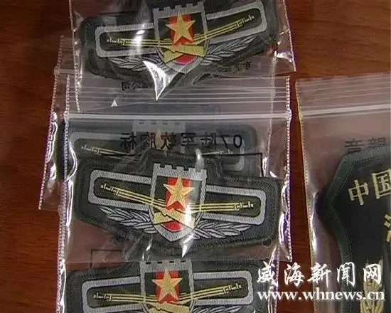 07式新装陆军臂章领取新军装后,在身上比划71251部队军官,文职人员在