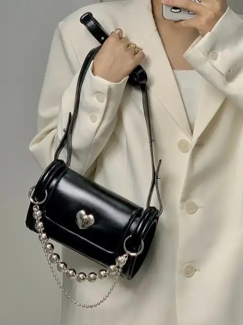 永远不过时的黑色链条包包