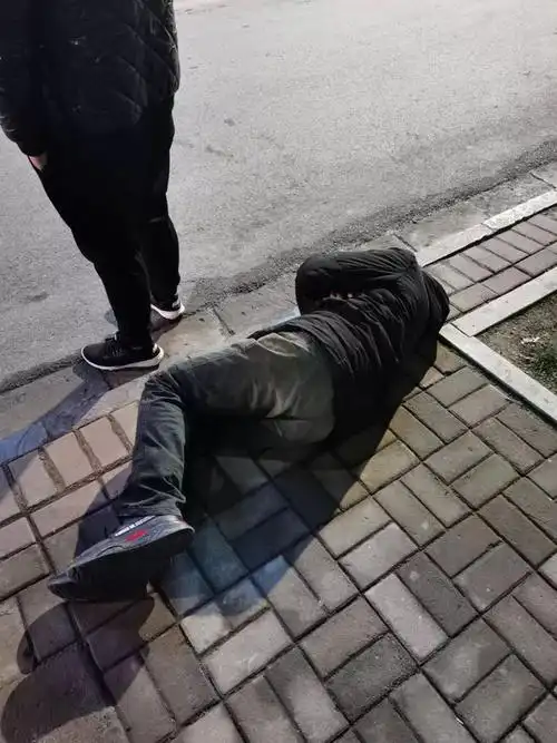 昨天晚上10点多,佳润小区后门,一个男的喝多了睡在路边,叫都叫不醒.