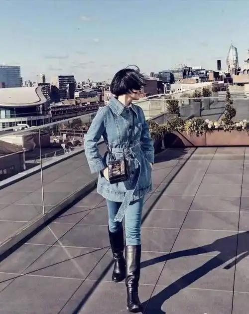 许晴又任性了穿白t恤五分裤就走机场打扮像20岁的小姑娘