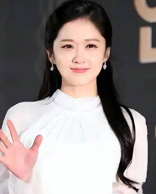 事实证明,曾扬言"没钱就去中国"的张娜拉,已走上了"不归路"