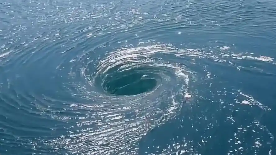 实拍:海洋漩涡,大自然难以解释的力量,威力无法想象!