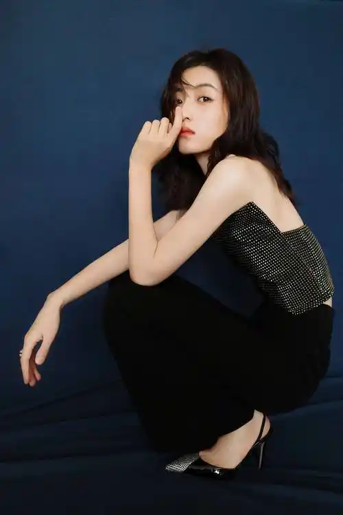 张子枫红毯生图暴露真实身材!