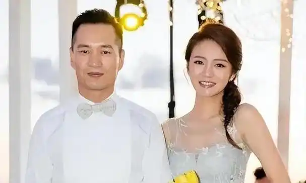 黄毅清是黄奕的第二任丈夫,当时他身份是一个超跑俱乐部的创始人,从这