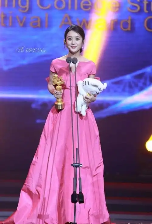 赵丽颖这条粉色裙子平平无奇,可当她转过身的一刻时间静止了