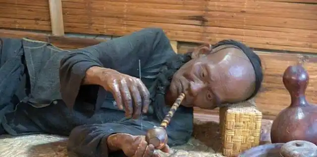 晚清鸦片馆的真实场景男子骨瘦如柴女子媚态百出任人摆布