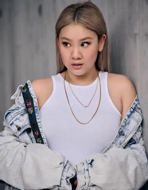 35岁郑欣宜近照曝光瘦身后秀完美身材大方接纳爸爸新家庭