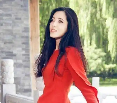 颜值不输章子怡,出道18年却不红,三位前男友都是影帝,至今单身_曾黎