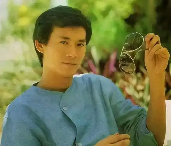 "秋官"郑少秋:3段婚姻,4个女儿,他到底有没有爱过沈殿霞?