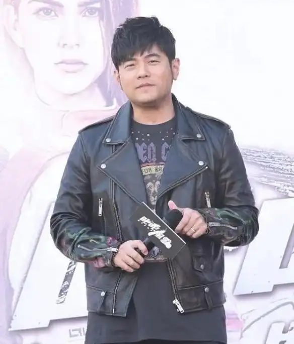 42岁周杰伦与妻同台出席活动 却因发福被指撞脸钱枫