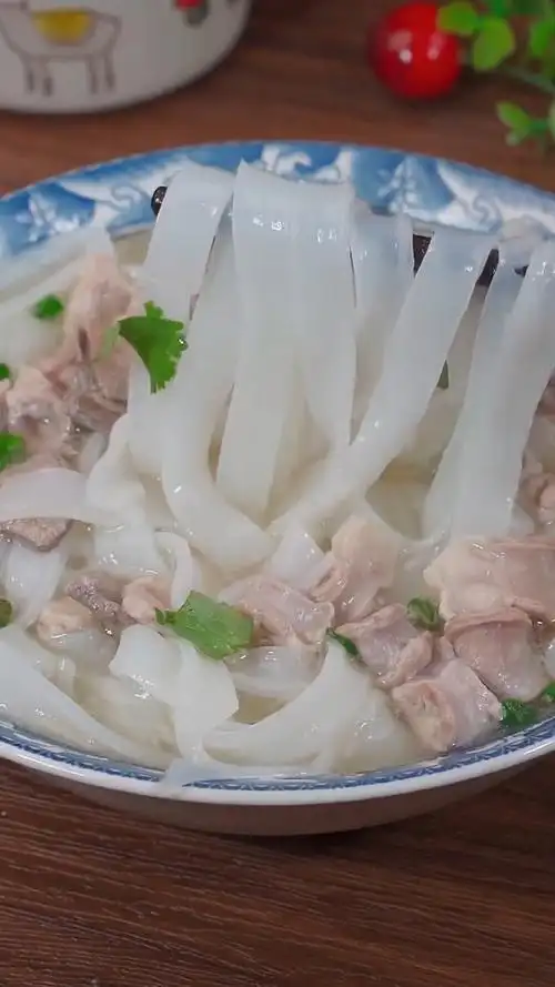 广东人偏爱的猪杂汤河粉简单易做早餐少不了啊