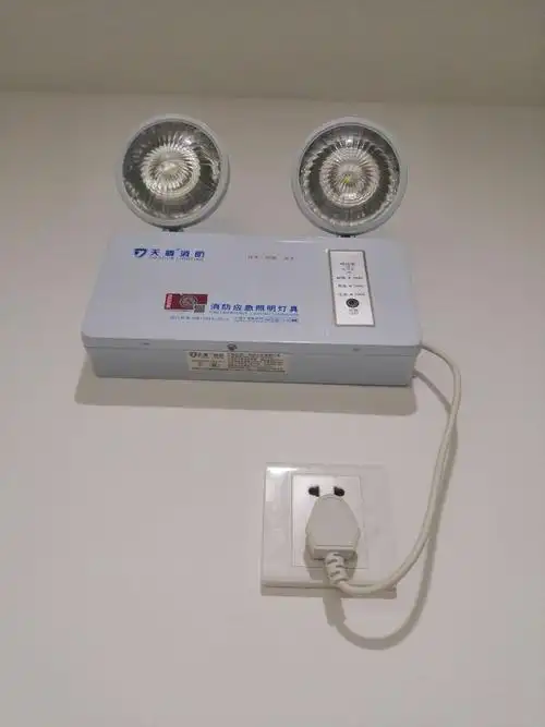 这个时候消防应急照明灯就会起作用啦,它会照亮你逃生的通道哦,小朋友