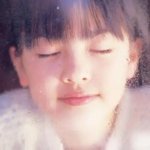 帮忙找这张图原图,是小孩头像,闭着眼睛的