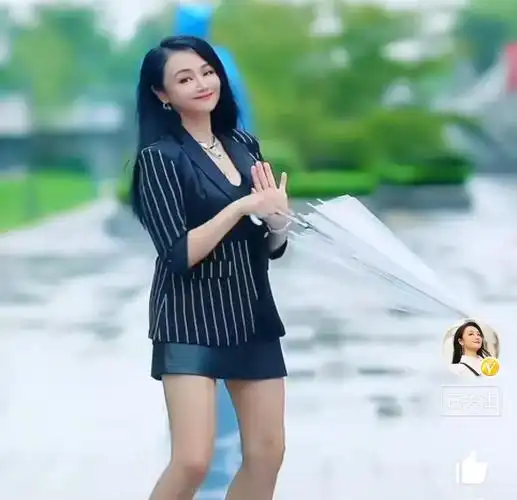 曹颖雨中高跟鞋跳舞眉飞色舞五官精致超短裙转过身惊艳到我了
