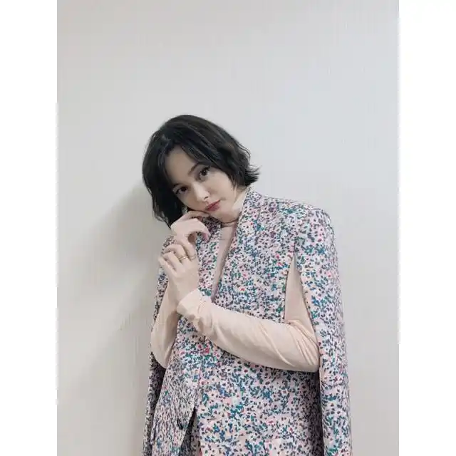 组图:玉城tina博客晒洋服自拍 碎花短裤显纤细长腿