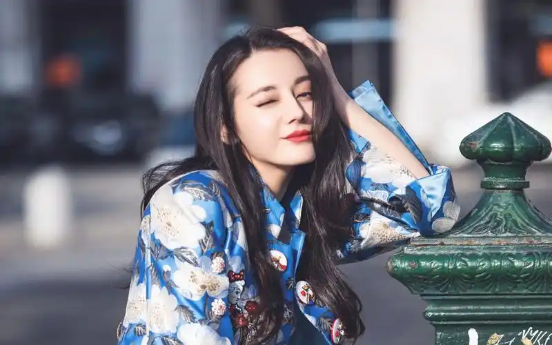 美女动人的迪丽热巴街拍图片-美女壁纸-高清美女图片-第3图-娟娟壁纸