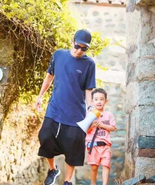 女儿生日宴,站姿成全场焦点,有山鸡哥的风范_陈小春_应采儿_时候