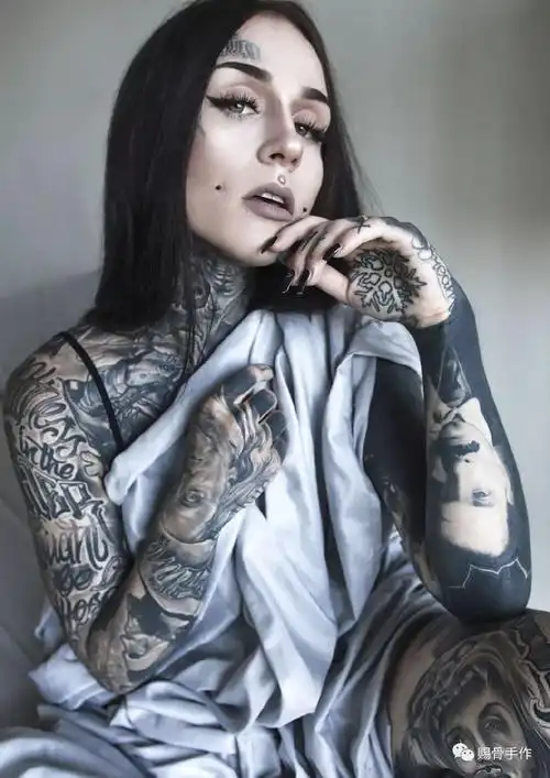 这些纹身女孩能让你快乐一整年!