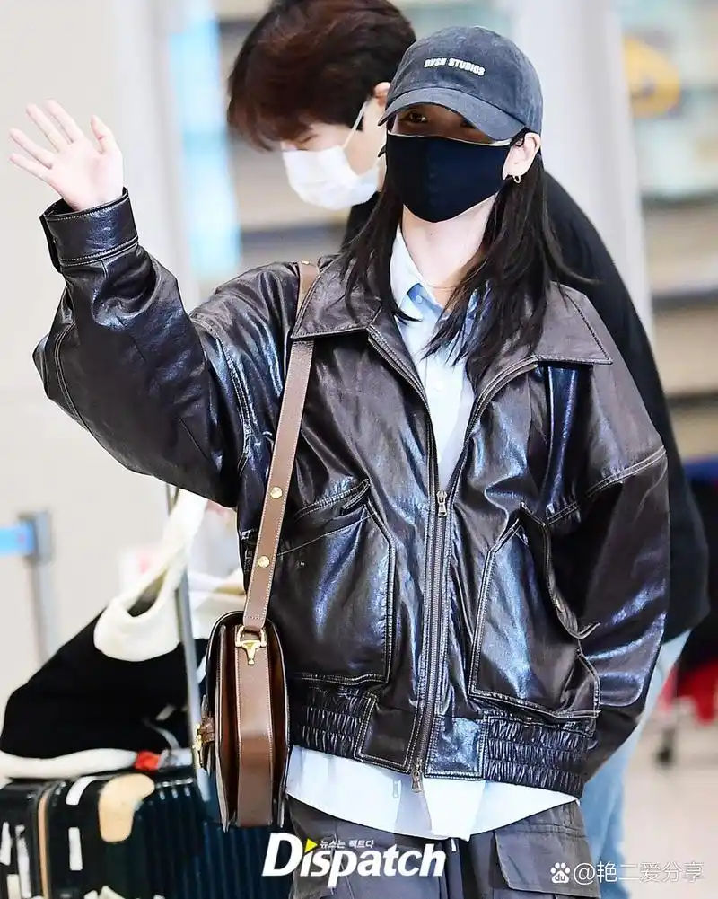 iu李知恩回国机场穿搭,百元棒球帽平价百搭 iu李知恩结束米兰看秀行程