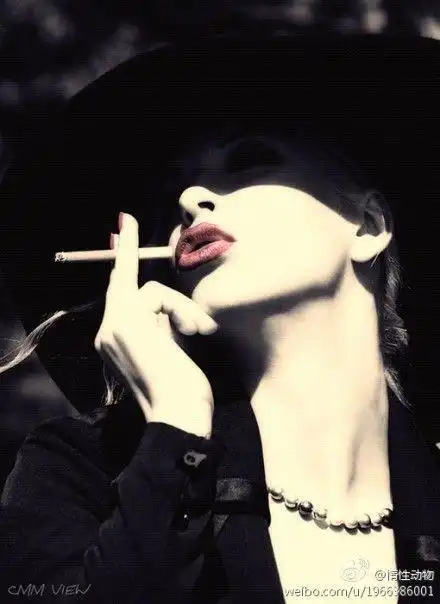 总觉得会抽烟的女人特别有内涵也很有气质,她们仿佛有说不完的故事