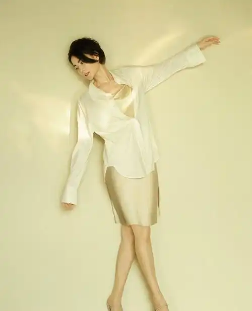 53岁王菲近照真的老了穿透视衫拍内衣广告粉红脸蛋僵硬没灵气