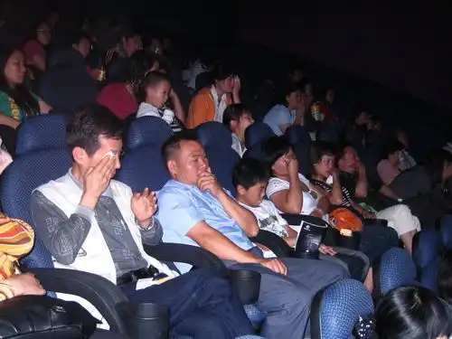 网络妈妈首映大获成功观众台下泣不成声