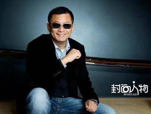 高清:王家卫登《封面人物》 墨镜下的真实自我 5张