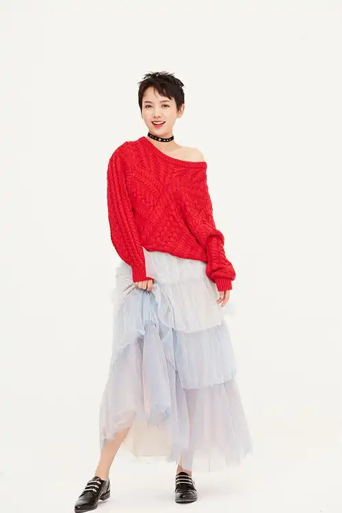 李晓峰圣诞写真曝光 红色毛衣merry christmas