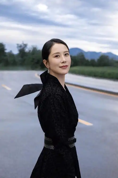 44岁海清活动造型受称赞!层次感穿搭显干练,长发造型令网友惊喜_发型