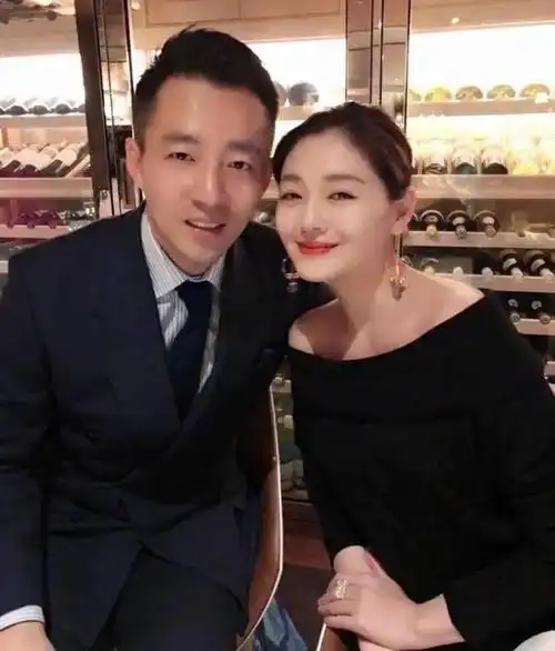 台媒曝汪小菲女友曾结婚疑似婚内出轨不安分前夫外形神似敖犬