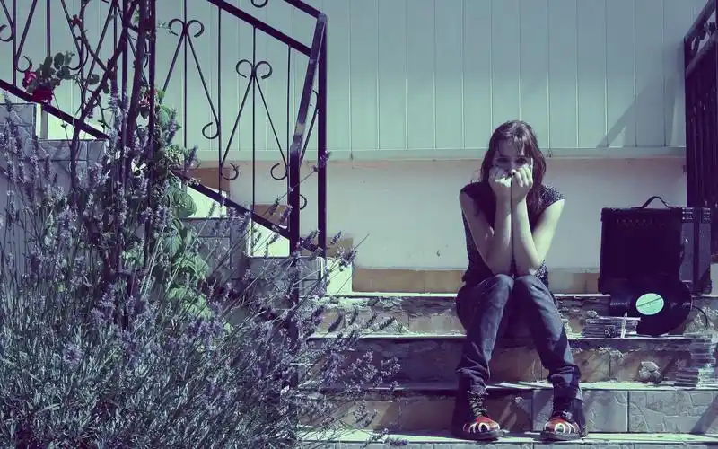 孤独的女孩凄美的背景桌面壁纸