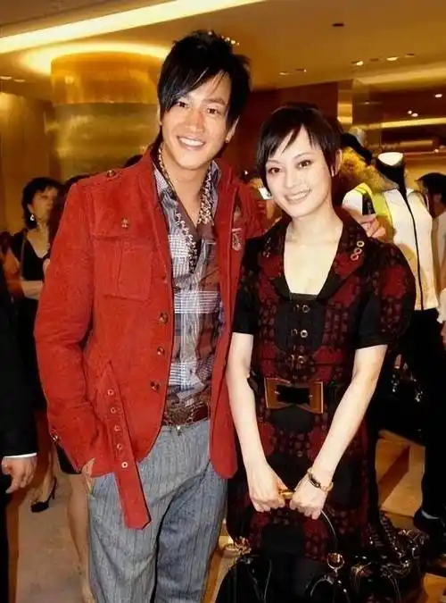 后来孙俪如愿嫁给了邓超,并生下一双儿女他们婚礼当天何润东亲自到场