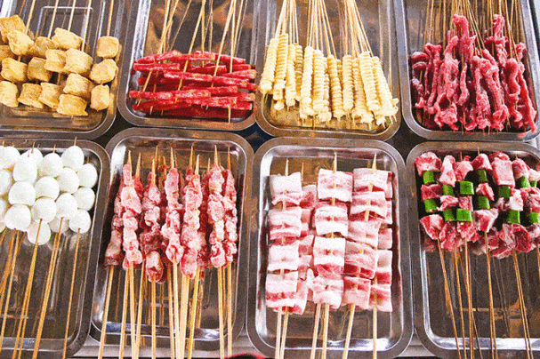 花海,童话小火车,缅甸桥,射箭等众多游乐项目,还有单人无限量自助烧烤