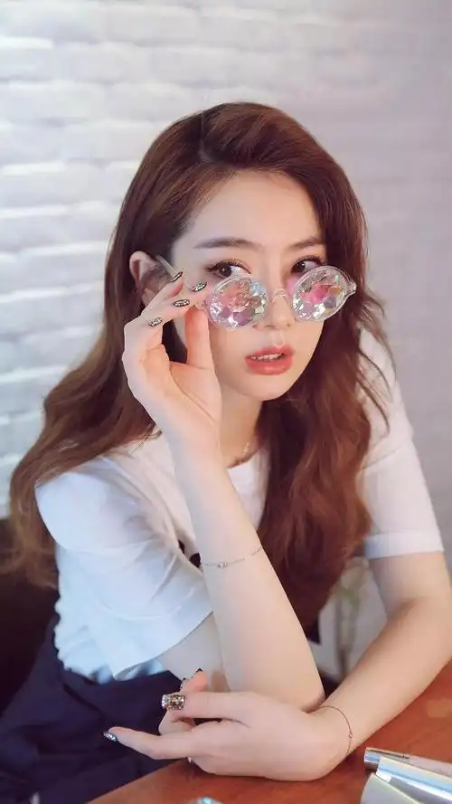 手机壁纸 | 戚薇照片 | 美女明星戚薇高清全面屏壁纸