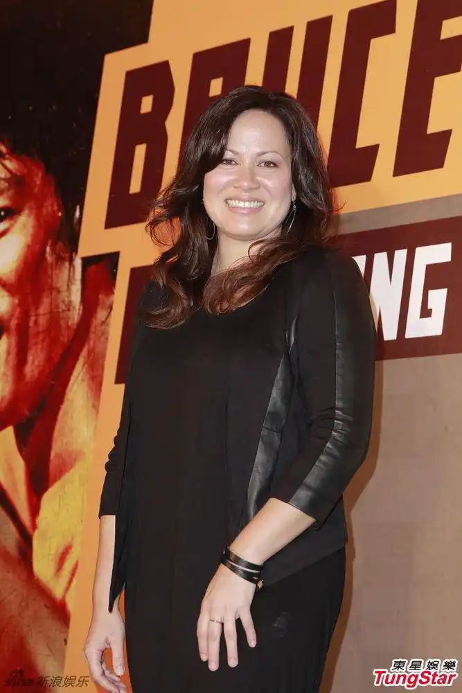 组图李小龙45岁女儿李香凝现身捞金大秀美腿