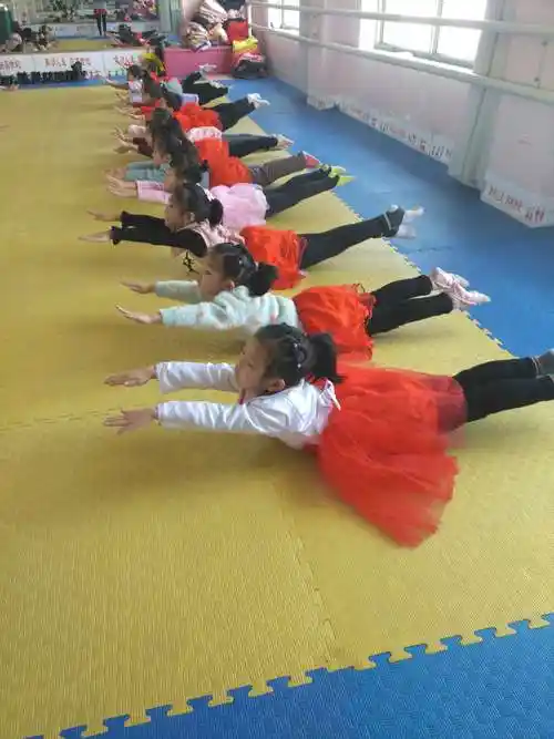 看,我们的背肌练的很不错吧基本功《背肌》主要锻炼孩子用腰部力量