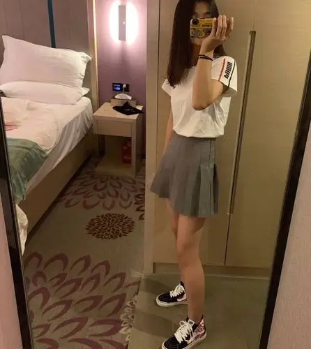 天气越来越凉了特别是早上和晚上露腿的机会不多了